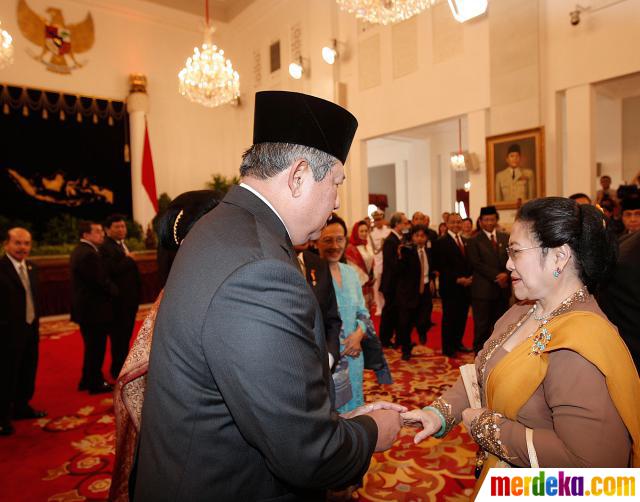 SBY dan Megawati Saling Tersenyum dengan Canggung